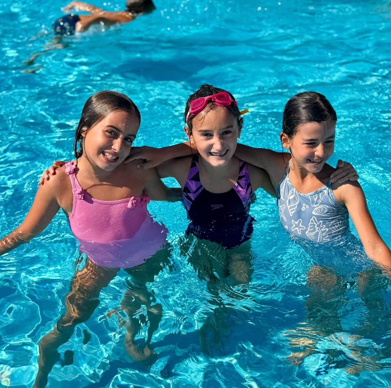Fëmijë në Coddy Summer Camp në pishinë